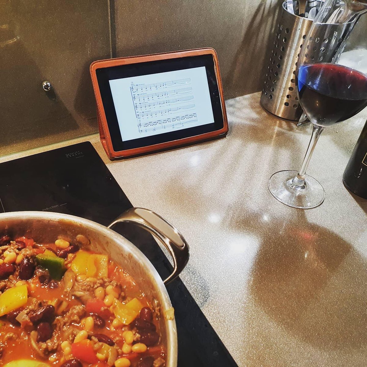 wyenotme's tweet photo. Cooking chilli and learning the alto part for Sogno di Volare! Written by the amazing @christophertin So glad to be singing with the @stayathomechoir again! 💕🎶 #multitasking #sognochallenge #beefchilli #virtualchoir #alto https://t.co/X2XBLcOJ2i
