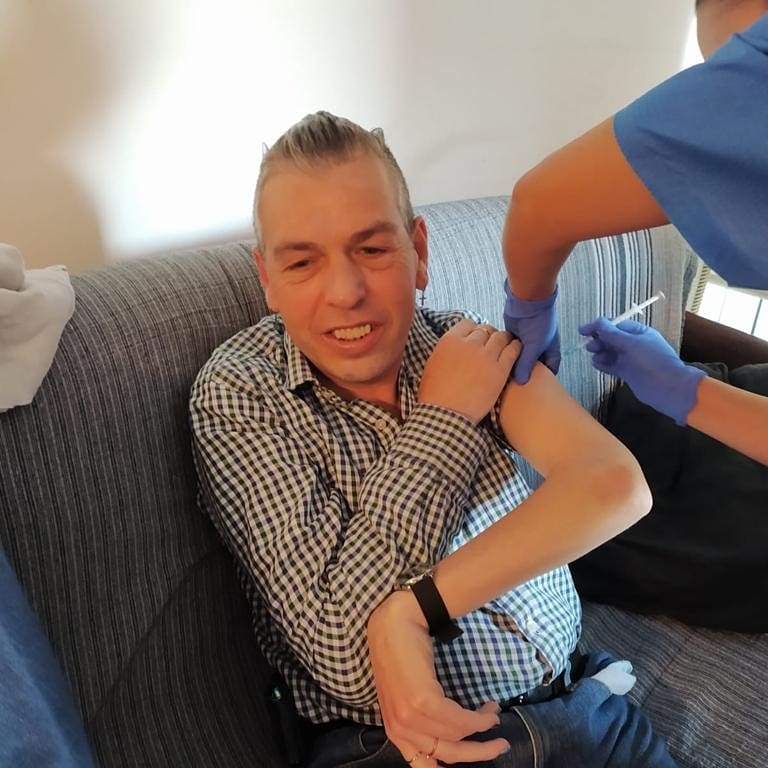 fvo_cat's tweet photo. Les 1eres #vacunesecovid19💉 arriben a les persones ateses i equip de professionals de les Llars de la Fundació. Estem molt contents 😀, ja som una mica més a prop d'abraçar-nos. Moltes gràcies 👏 a l'equip d'infermeria per cuidar-nos
#disCAPACITAT #granfamíliaFVO #VallèsOriental https://t.co/QXZGi1L9j6