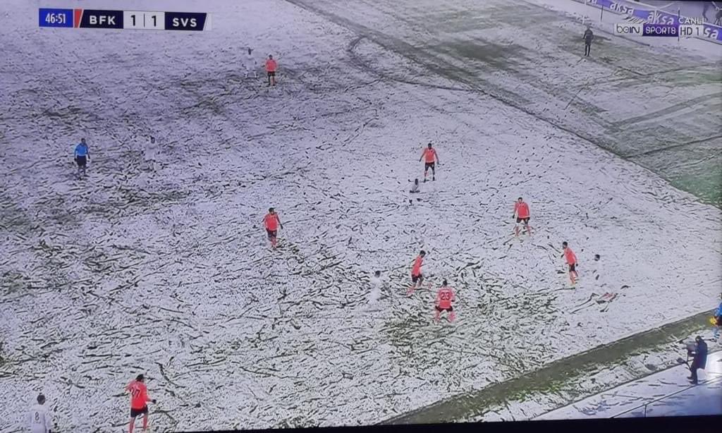 MUFCReloaded's tweet image. Colour Code Lesson 101 : You don’t wear the colour of pitch! ❄️
Zoom in to spot Istanbul Basaksehir!
FT: 1-1
#Snowy #White