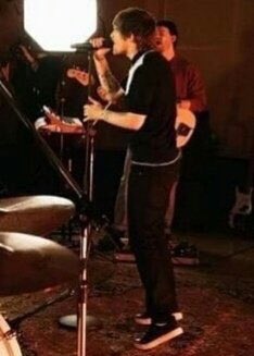 louis tomlinson’s tippy toes: a thread.