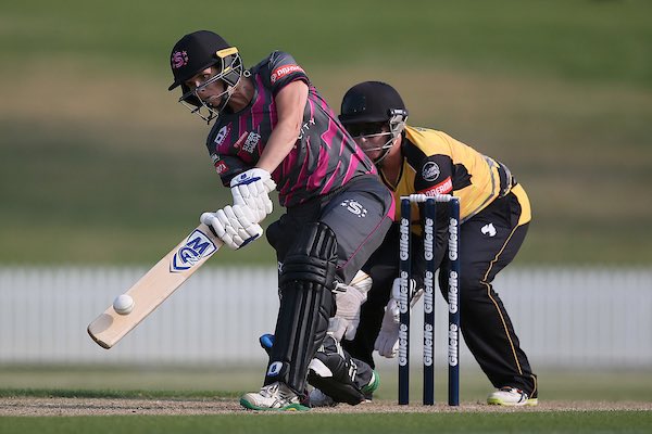 Irish Women playing cricket. A rare sight. Eimear Richardson and Naomi Matthews in action on BT Sports 1 NOW. #SuperSmashNZ