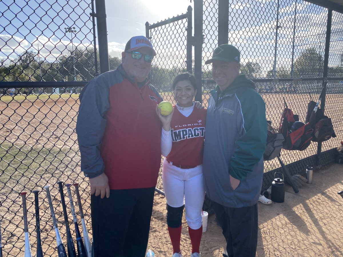 AriGarcia2024's tweet photo. Solo shot today ๐คโค๏ธ๐คโค๏ธ #Makingaimpact @Los_Stuff @ExtraInningSB @StriveSoftball @rickcowan68 @IHartFastpitch @UncommittedUsa https://t.co/8kIoTfUlBB