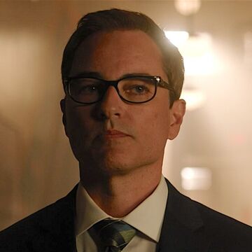 9. Holden HoneyProbability: MediumMotive: power?Opportunity: He recorded his own video at the high schoolSuspicious: regular at the video store, in-the-know about the students, new arrivalDoubts: dead?, left for Stonewall, casted as good in 4x19