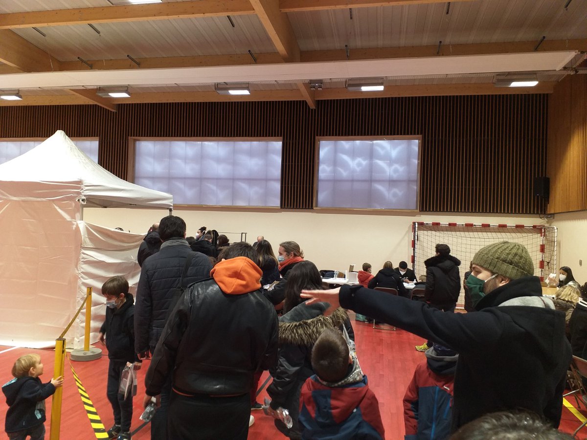pchaimovitch's tweet photo. suite à un cas contact du variant sud-africain détecté à l'école Jeanne d'Arc, detection pendant 4 jours de plusieurs centaines d'adultes, enfants et fratries au gymnase Maintenon. Inquietude des familles de cette école, mais solidarité indispensable entre habitants de #colombes https://t.co/rhLqxnTsLh