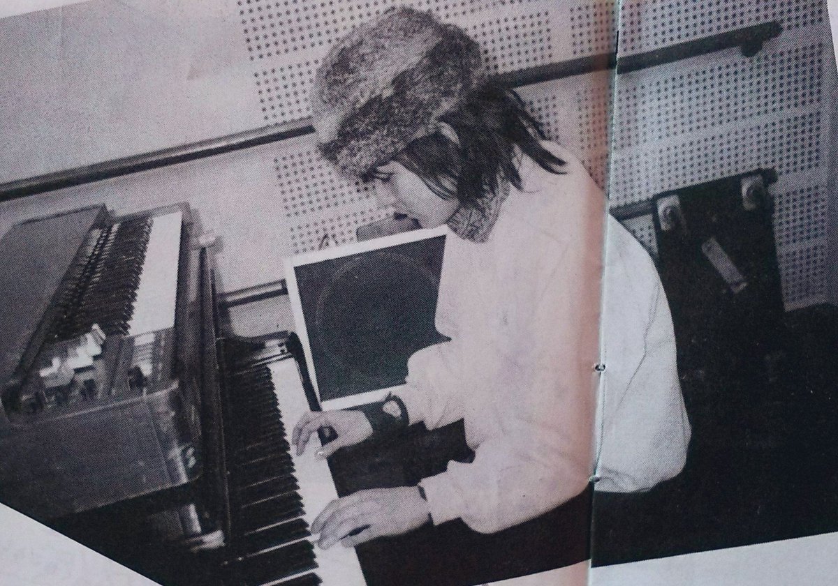 普段とは、ちょっと違う #マーシー】 破れたTシャツ＆ギター🎸じゃなく