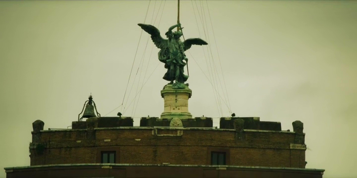 El cromo que le da el Vergara niño en el sueño tiene en realidad, una pista. Es el Ángel de la muerte, una escultura que reina en el Castillo de Sant'Angelo de Roma, en donde está encerrado y en el que Sandro repara al verla en una postal. El gran enemigo se llama... Angelo.