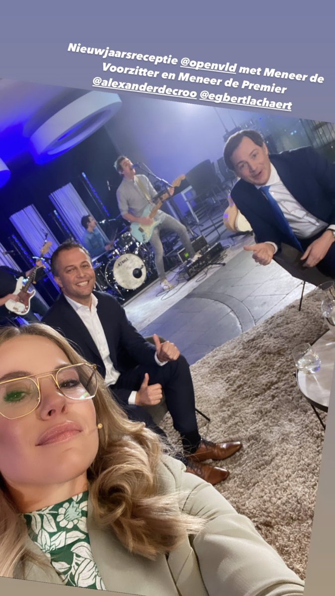 Elineke fris van bij de kapper. De boys met hun schoonste lach. En de rest van’t land? kan hun kas opfretten want wij zijn geen bv’s dus kunnen het ons dan ook niet permiteren om met 6 (zonder crew bij)  personen samen te komen in een gesloten ruimte. Beu dit . <a href="/openvld/">Open Vld</a>