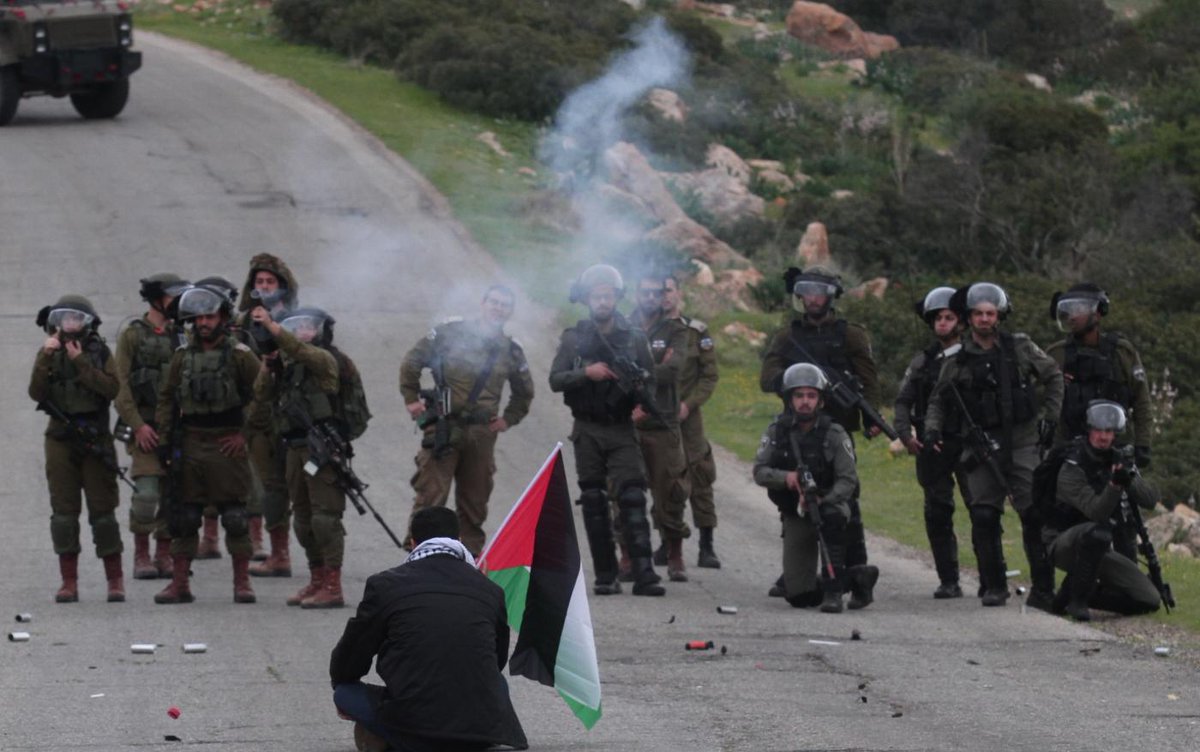 MiddleEastEyeFr's tweet photo. C’est une première en Israël. L’ONG de défense des droits de l’homme B’Tselem affirme dans un rapport, publié mardi 12 janvier, qu’Israël maintient un système d’"apartheid", un "régime de suprématie juive, du Jourdain à la Méditerranée" https://t.co/Pf29Ad3yZH https://t.co/s6ZtlCMFTb