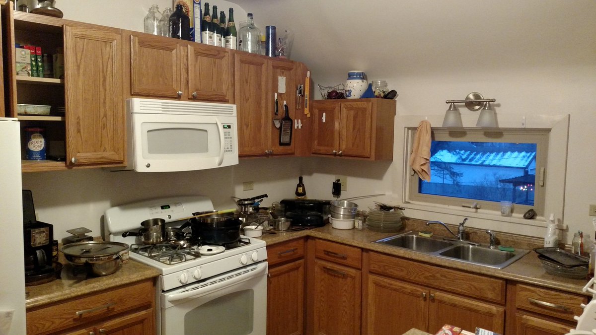 IsntaJerk's tweet image. My primary focus for the past several weeks has been on work. December involved putting up a lot of decorations; January involved taking the decorations down. Now, I turn my focus back to #kitchenCleanup #GoalOfTheDay #goal #goals #organize #updateTonight #FollowUpPhotoTonight