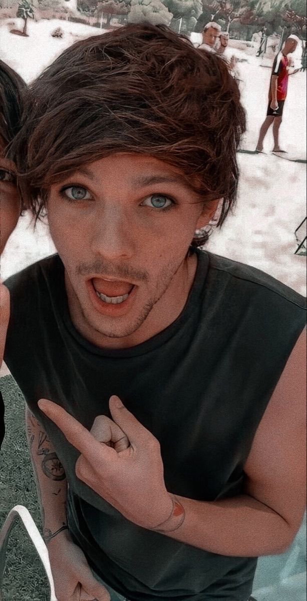 Louis Tomlinson in smudged eyeliner, a Thread: