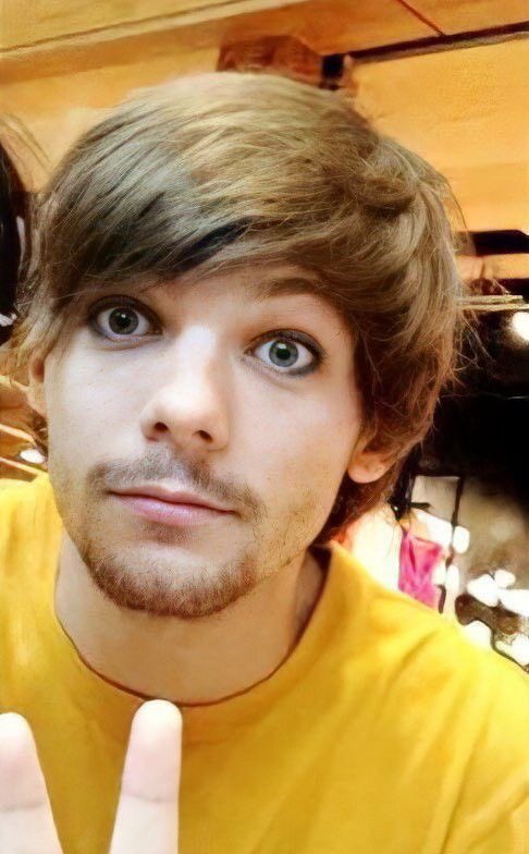 Louis Tomlinson in smudged eyeliner, a Thread: