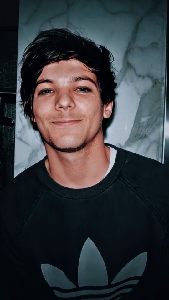 Louis Tomlinson in smudged eyeliner, a Thread: