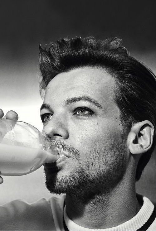 Louis Tomlinson in smudged eyeliner, a Thread: