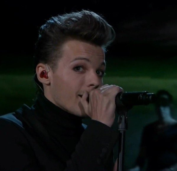 Louis Tomlinson in smudged eyeliner, a Thread: