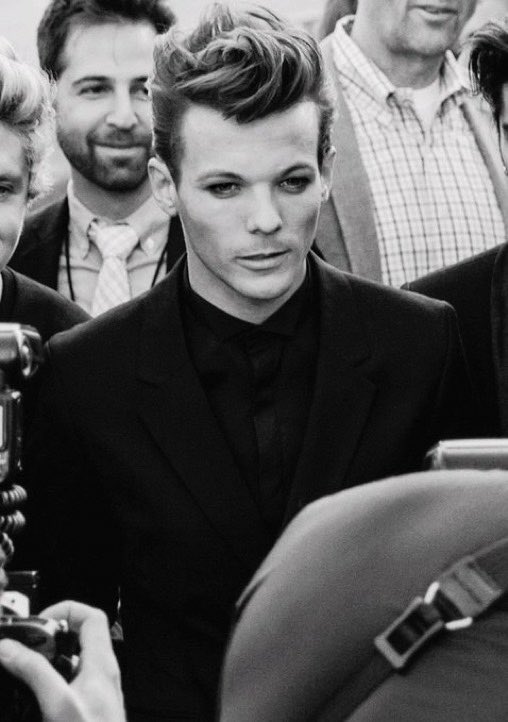 Louis Tomlinson in smudged eyeliner, a Thread: