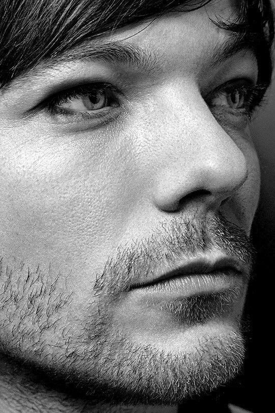 Louis Tomlinson in smudged eyeliner, a Thread: