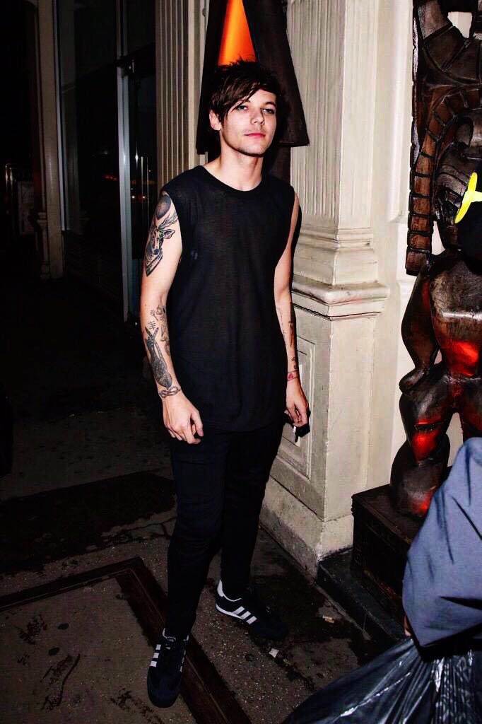 Louis Tomlinson in smudged eyeliner, a Thread: