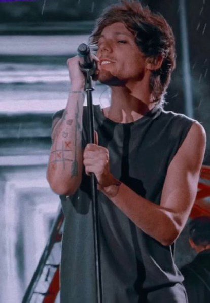 Louis Tomlinson in smudged eyeliner, a Thread: