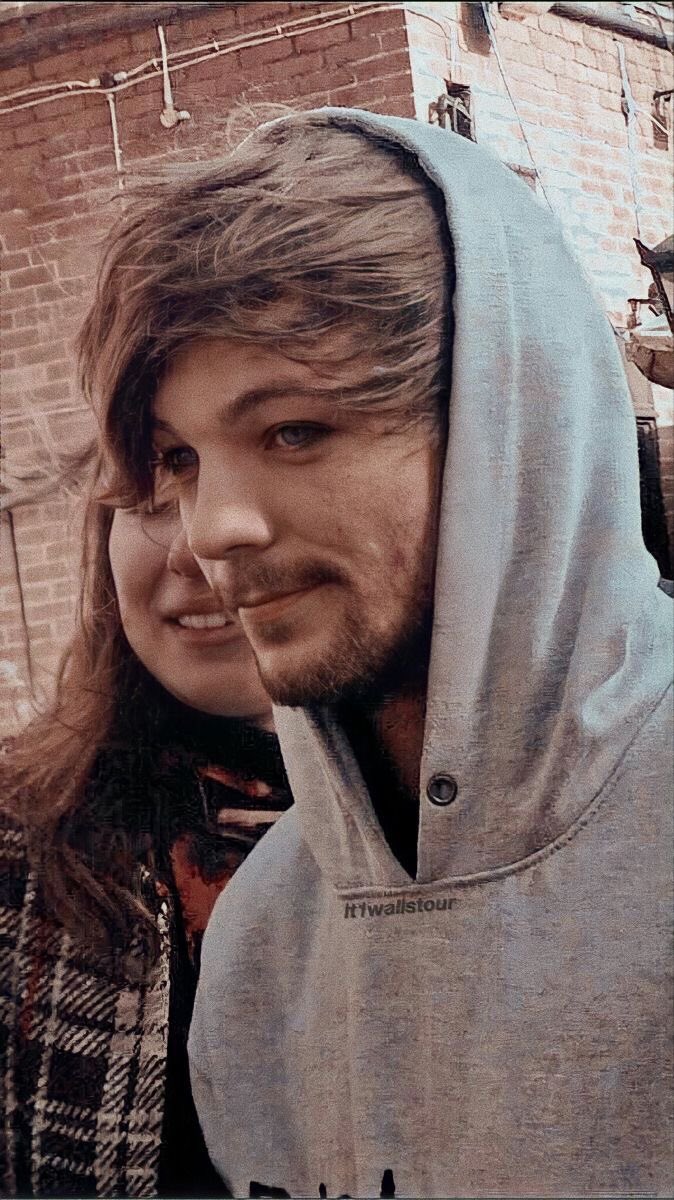 Louis Tomlinson in smudged eyeliner, a Thread: