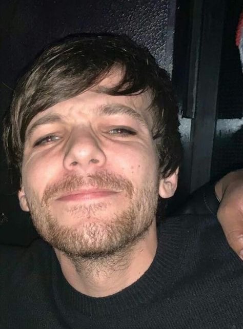 Louis Tomlinson in smudged eyeliner, a Thread: