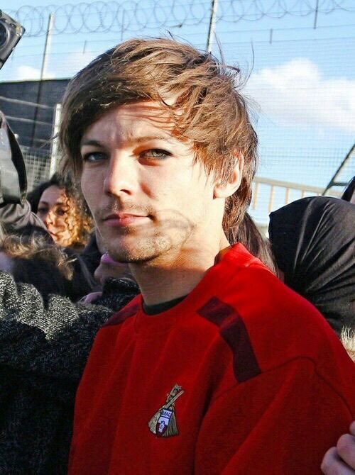 Louis Tomlinson in smudged eyeliner, a Thread: