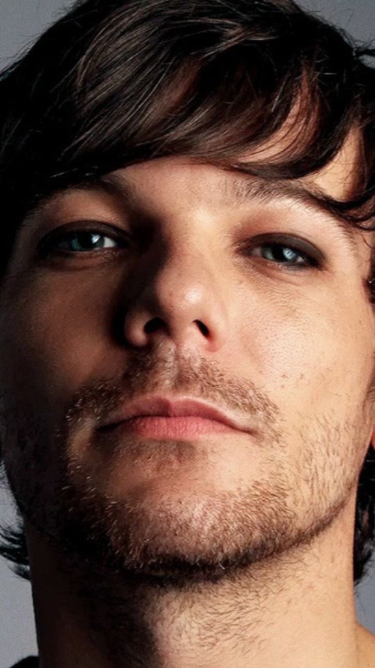 Louis Tomlinson in smudged eyeliner, a Thread: