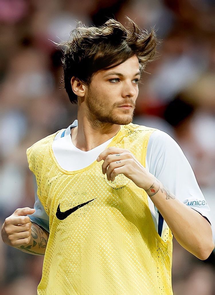 Louis Tomlinson in smudged eyeliner, a Thread: