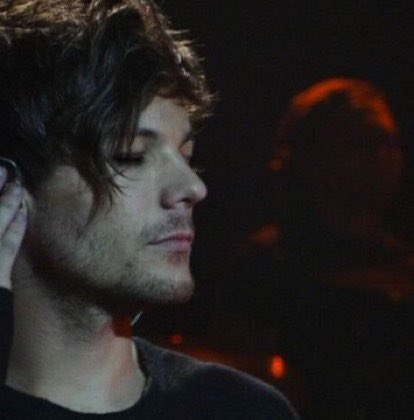 Louis Tomlinson in smudged eyeliner, a Thread: