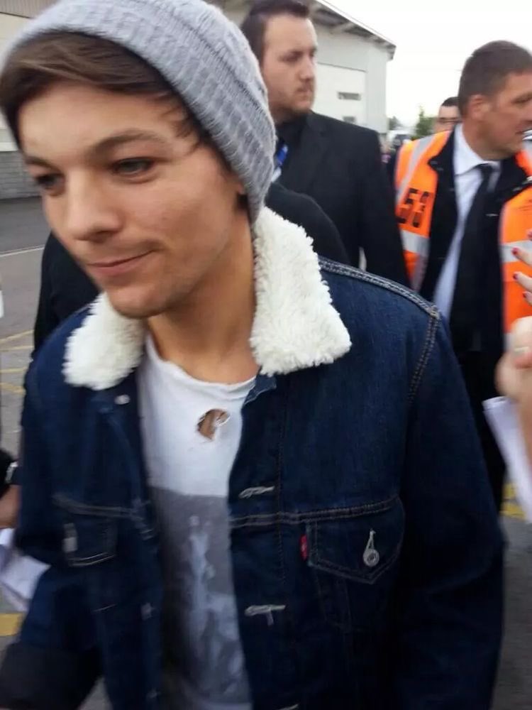 Louis Tomlinson in smudged eyeliner, a Thread: