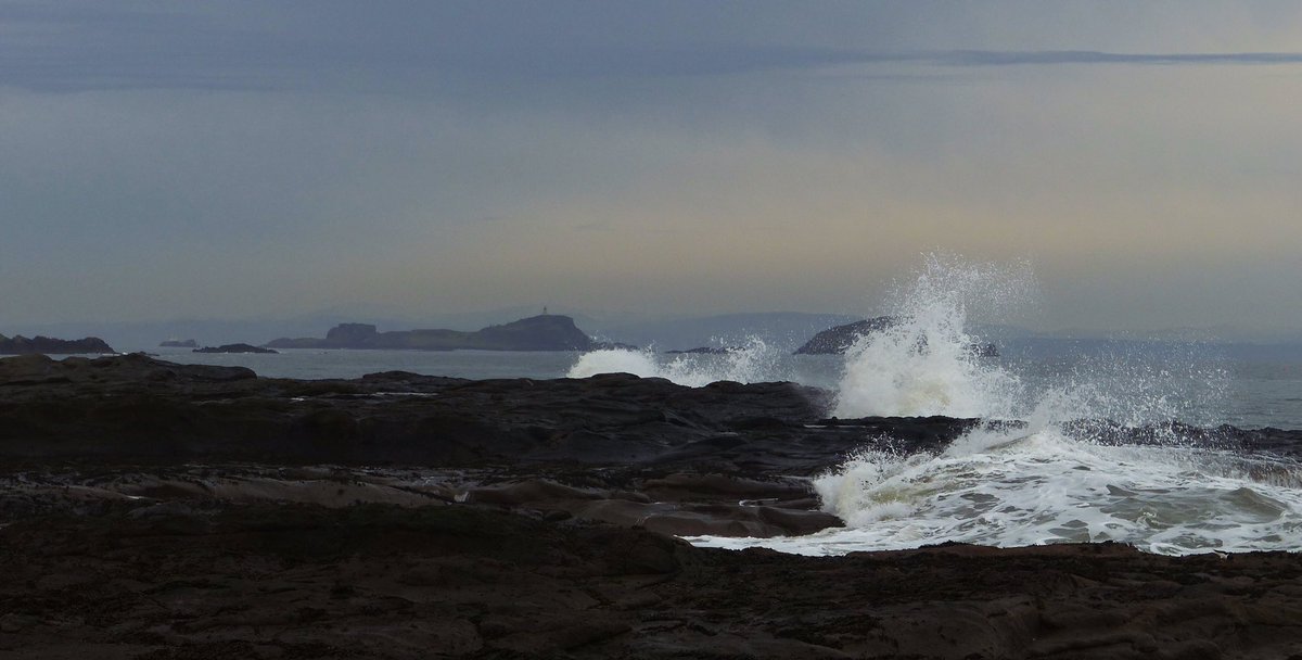 40daysO's tweet photo. Sitting watching the waves. Fidra and The Forth deep. @JorvikLass @weebluepress @EdinNightRide @MrsFantoosh
#northberwick #eatwell #sleepwell #exercisewell #lockdown #ThePhotoHour #edinburgh https://t.co/YYO4mbBJSm
