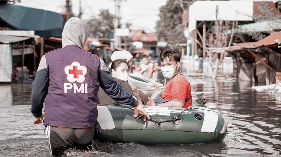 RadioElshinta's tweet photo. Satgana PMI Provinsi Kalimantan Selatan bersama HGI menyalurkan bantuan bagi warga Korban Banjir Kalsel. Sabtu, (16/1). 
via @HerryFTanjung
@palangmerah
#ElshintaWeekend
https://t.co/2id2e52TQM