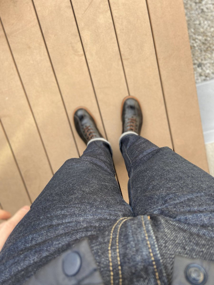toshi8211_tw's tweet photo. 今日はブラックプレーリーのアウティングブーツ8825×UNIQLOセルビッジで休日出勤です!私の仕事は緊急事態宣言でも止まりませんw
#レッドウィング #redwing #8825 #outingboot #RoundToe #ユニクロ #UNIQLO #靴 #足元 https://t.co/Ajg0LBVj2i