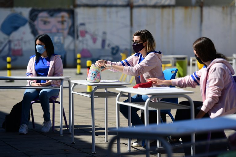 #AHORA 🇦🇷 #EDUCACION (Fábrica de burros de la política) Informe oficial: casi el 40% de los alumnos de las secundarias porteñas pasó de año sin haber aprobado las materias suficientes 📷