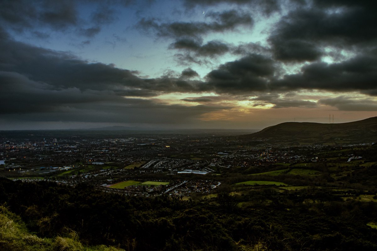 BrendyLad16's tweet photo. Managed to catch the last bit of sunlight over #Belfast this evening from the #Cavehill. The Mournes can been seen in the distance and it looks like a low mist on the other side of Black Mountain. https://t.co/dJyzDH9MUR