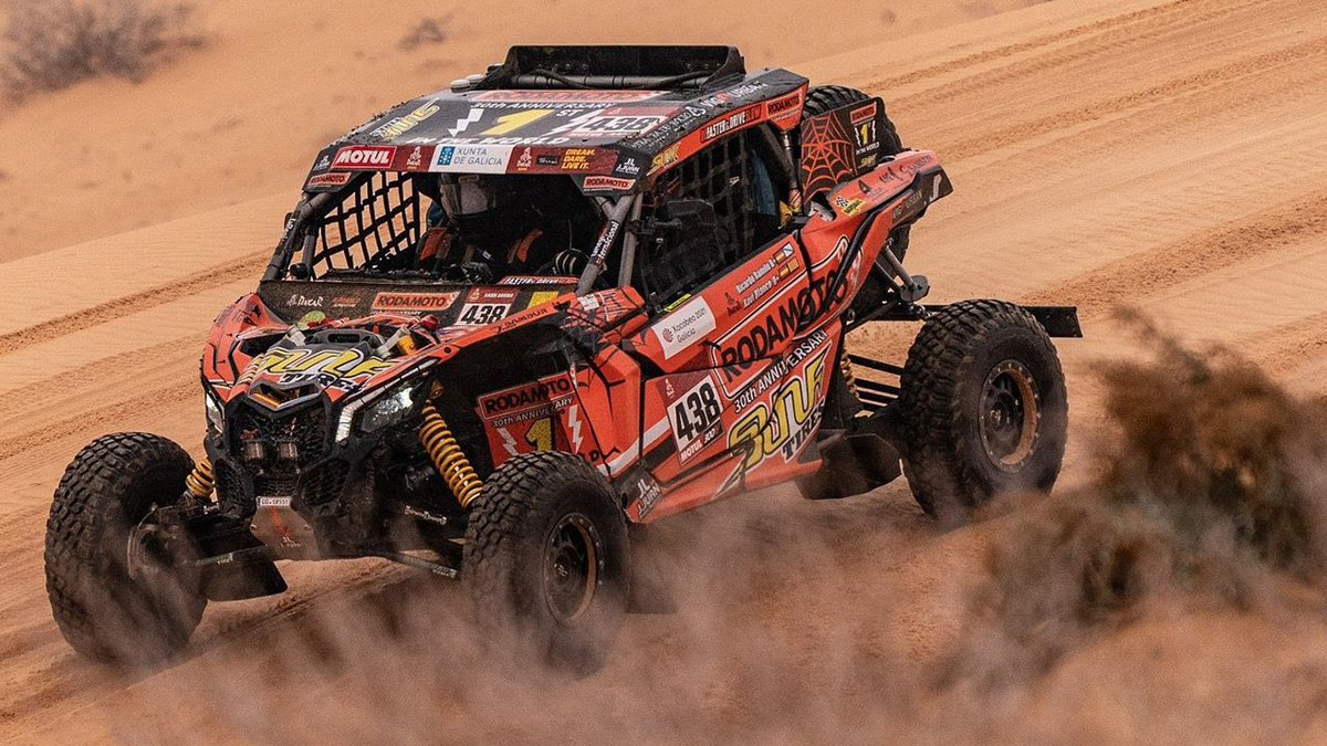 99Foot_'s tweet photo. Lors de la 11e étape du #Dakar2021, le pilote #Ramilo a abandonné son équipier en plein désert en Arabie Saoudite. Une dispute entre les deux hommes serait à l’origine de cet incident. https://t.co/585x5H4LxJ