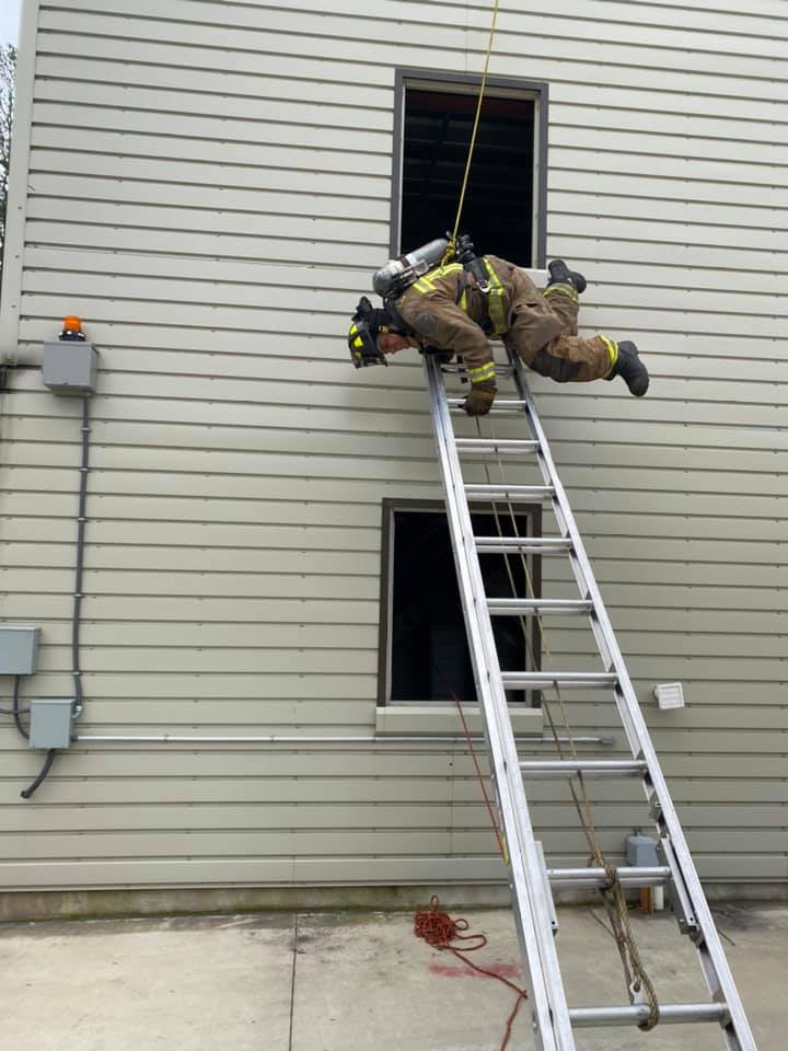 Emergency bail out drill this morning at firehouse 4. Crews practicing several different styles of bailouts as well as a 3:1 z-rig hauling system and a double prusiks belay system drill. Everyone had fun, I think?! 😬
#eastpointffs #localeightsixeight #eastpointga #IAFF