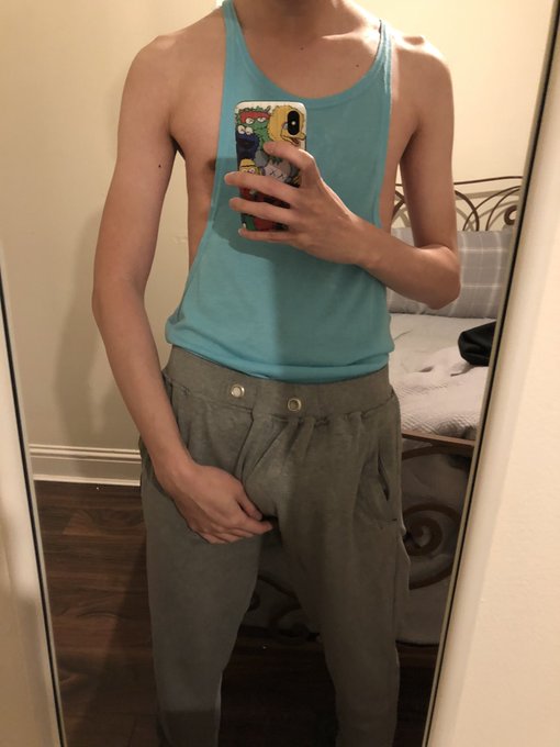 Can someone play with my nipple while I jerkoff 🥺🥺 https://t.co/bZPwmDNVWH