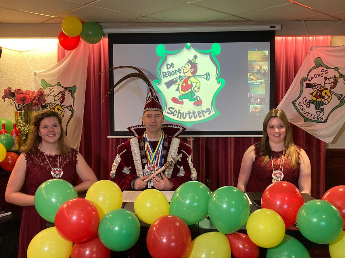 dennisendebbie's tweet photo. Laatste voorbereidingen voor de 1e online pubquiz van De Raore Schutters #Heumen #Carnaval2021 #Online #kroescontrol nog 11 minuten🤡 https://t.co/iLbEjaUUm0
