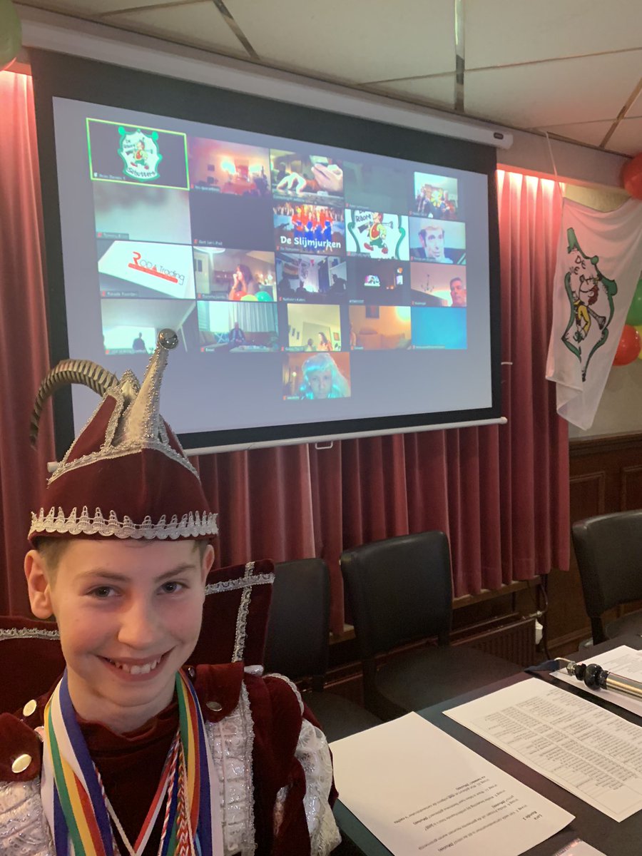 dennisendebbie's tweet photo. Laatste voorbereidingen voor de 1e online pubquiz van De Raore Schutters #Heumen #Carnaval2021 #Online #kroescontrol nog 11 minuten🤡 https://t.co/iLbEjaUUm0