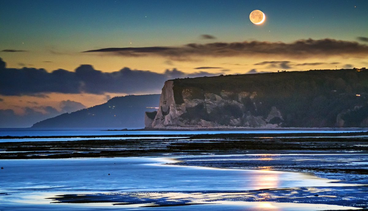 VisitIOW's tweet photo. Stunning night-time views over Whitecliff Bay.🌙

📸 @islandvisions / @Island_Visions 
#TheIslandIsWaiting #SupportIOW #LoveGreatBritain #IOW #IsleofWight https://t.co/0kY6kp23eX
