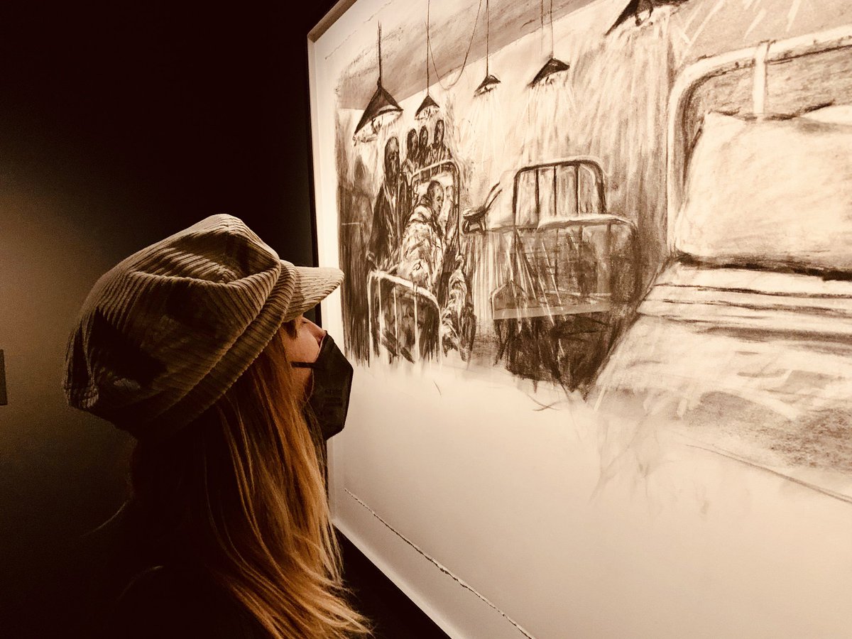 iolandabatalle's tweet photo. El 1994 jo vivia i treballava a Sud-àfrica. Avui m’he retrobat amb aquell final de l’apartheid i la Sud-àfrica fins 2021 dibuixat per l’immens William Kentridge i explicat per l’estimada @juditcarrera @cececebe #elquenoestàdibuixat #drawingsforprojection #centreforthelessgoodidea https://t.co/YVheD1oqk5
