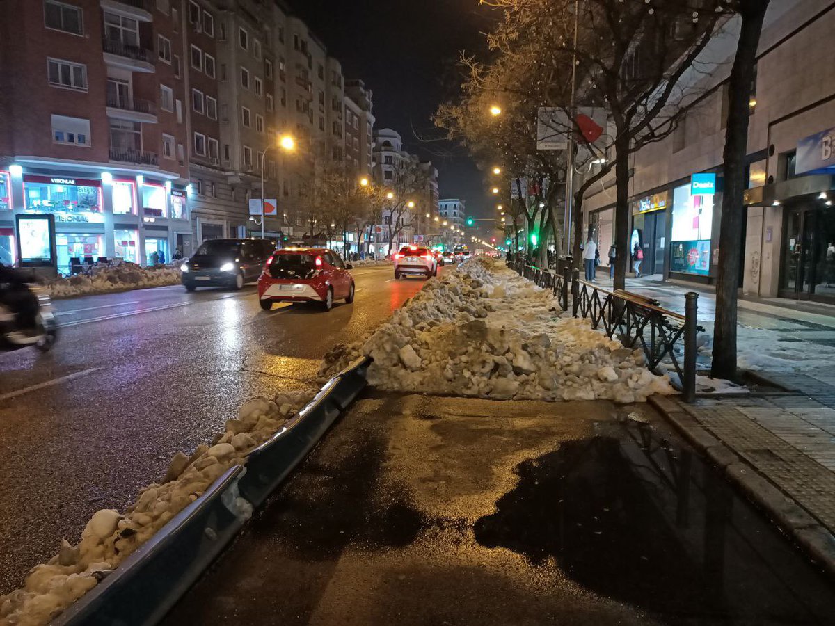 La nevada nos ha permitido también tener más claras aún las prioridades de movilidad de Madrid. Va a ser que <a href="/EMTmadrid/">EMT Madrid</a> no. 

Aparta la nieve ahí que no estorba