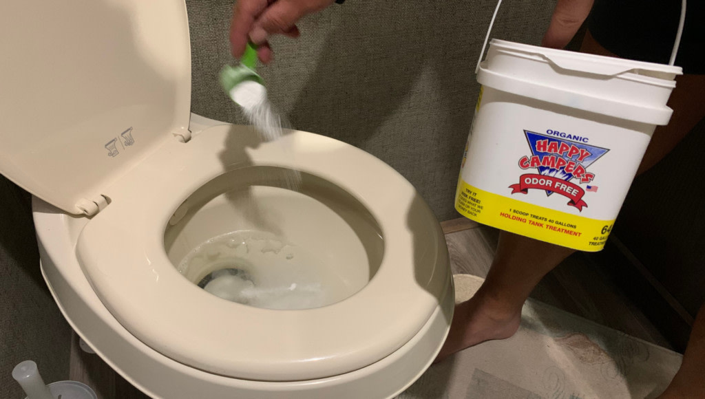 GetawayCouple's tweet photo. โItโs a stinky job, but someone has to do it!โ Dump the black tank, that is! The duty that every RVer avoids is r... https://t.co/NcW1kEJJtJ #blackwatertank #rvblacktank #rvtankrinser #tankrinser #cleaningblacktank #camping #dumpstation #rvliving #fulltimervliving #getawaycouple https://t.co/sPb0Wwqlgb