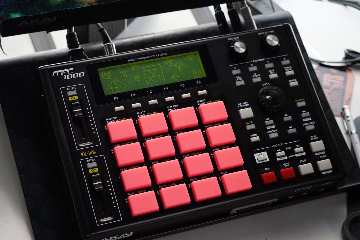 b0rnin92's tweet photo. Pinky! #MPC1000 #house #techno #custom #jjos #sampler #drummachine https://t.co/pn6L5FhM8J