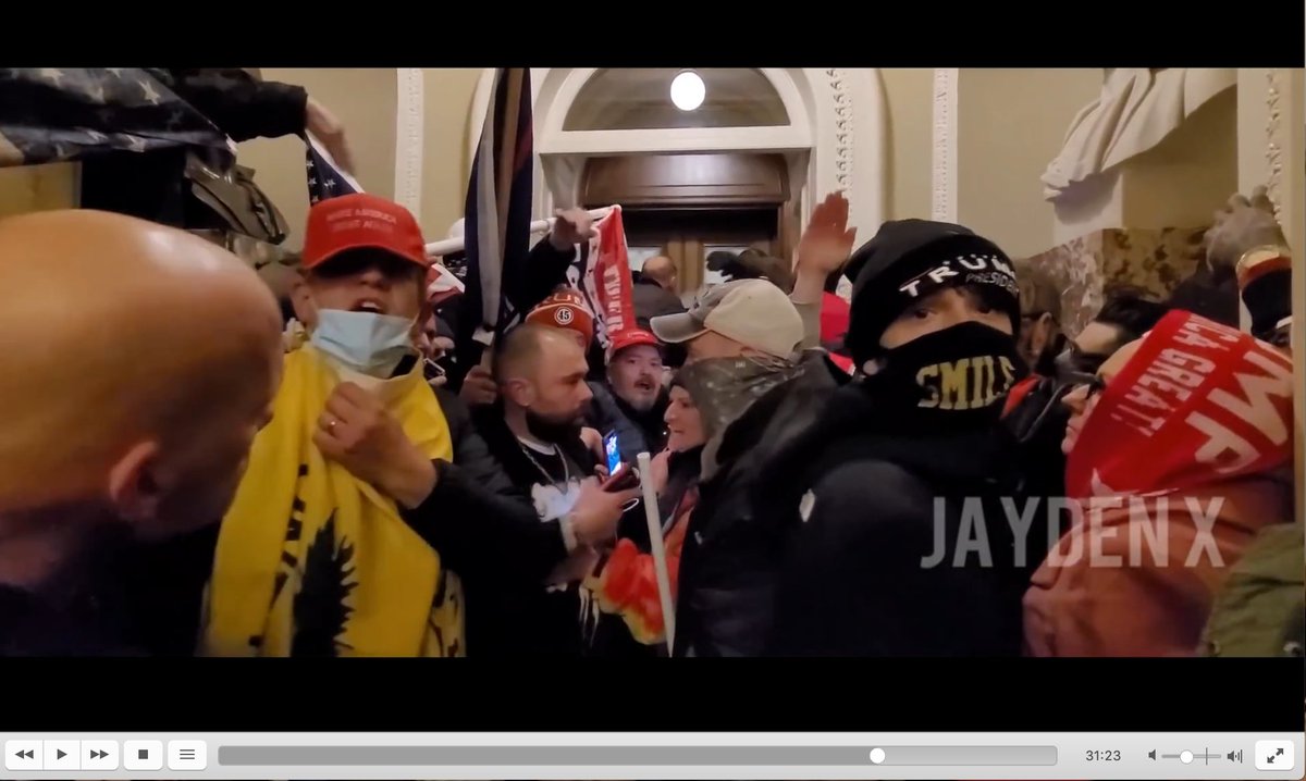 Erkperk's tweet photo. Around this time at the other door (at 31:21 in JaydenX video)
Yellow Apron: The cops are leaving
Green helmet: They are giving us the building?
YA: Nodding
#helmetboy #CanadaGooseMan #Furcap https://t.co/LhOHbsC8lO
