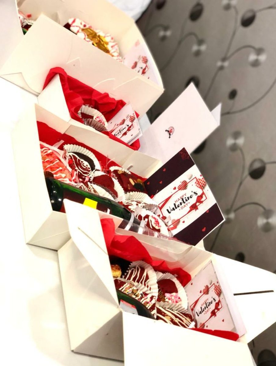 Harshabeecakes's tweet image. What is a love without its language?
What is a valentine without cakes???

Amazing val packages, you can also choose your inscriptions. Just tell us what you want and you've got it.🥰🥰🥰🥰🥰🥰🥰🥰🥰🥰🥰

#harshabeecakes #cakes #cakesinLagos.