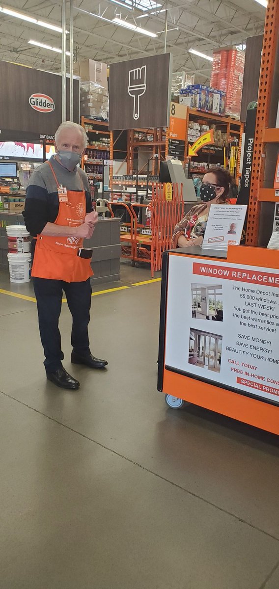 Holly and Dennis talking windows @ 4014 - great partnership. <a href="/KaitlynBGardner/">Kaitlyn Gardner</a> <a href="/y_atonna/">Yvette Atonna</a> <a href="/gcarter2741/">Carter Geoff</a>