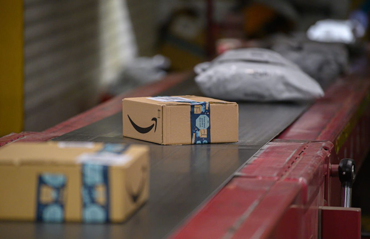 ❌ No, Amazon does not spray its boxes with chemicals dangerous for pets. https://t.co/8ffLLwZVtQ https://t.co/nYPWPwE6c4