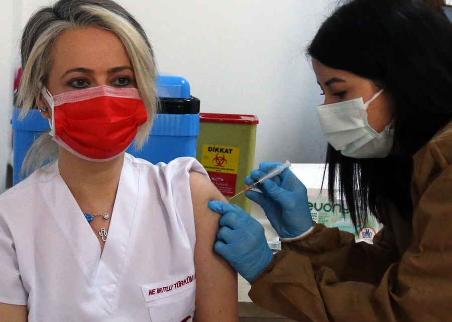 XHNews's tweet photo. Coronavirus Watch in Mideast, Jan. 16: https://t.co/ZHP3Ccsso1
--Iran to provide COVID-19 vaccines in March;
--Over 675,000 health workers in Turkey receive Chinese vaccine;
--Iraq's total cases rise to 607,587;
--Israel registers 541,864 cases in total. https://t.co/OHlTtIXkJJ