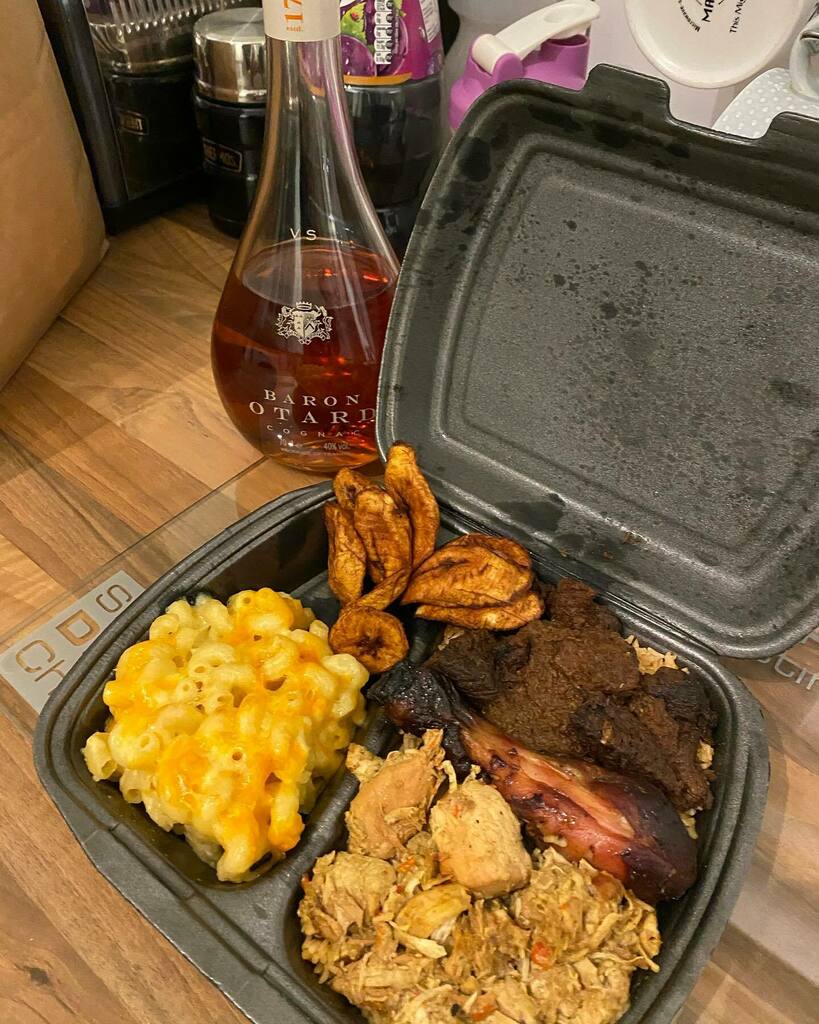 SLB_DJ's tweet image. Lock of mode brandy, curry chicken, curry goat, fried chicken, Mac n cheese, plantain and rice n peas with brandy #smashmode 

1st weekend after 25 day covid confinement 

Gnight 🤣